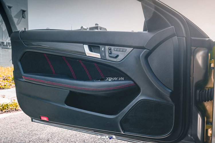 Ngoài dáng vẻ thể thao vốn có, Mercedes-AMG C63 Coupe Black Series độc nhất tại dải đất hình chữ S còn hầm hố và dữ dằn hơn nhờ lớp “áo” màu xám Gun Grey được thực hiện bởi GTA-Wrapping.