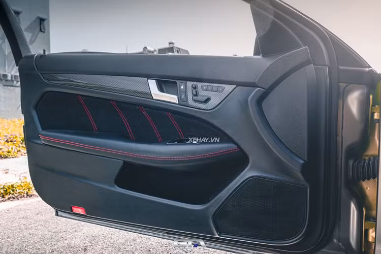 Ngoài dáng vẻ thể thao vốn có, Mercedes-AMG C63 Coupe Black Series độc nhất tại dải đất hình chữ S còn hầm hố và dữ dằn hơn nhờ lớp “áo” màu xám Gun Grey được thực hiện bởi GTA-Wrapping.