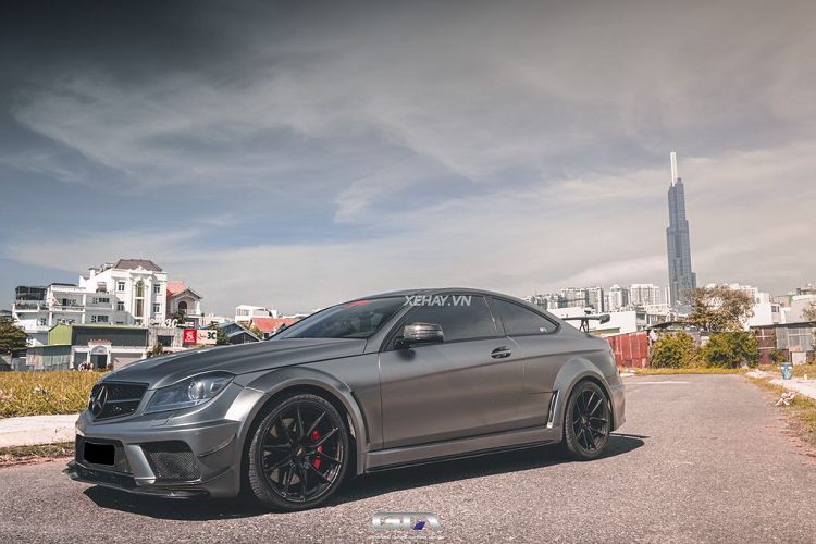 Mercedes-AMG C63 Coupe Black Series được giới thiệu lần đầu tiên vào năm 2011. Ban đầu, Mercedes-Benz dự kiến chỉ sản xuất 650 chiếc C63 Coupe Black Series. Tuy nhiên, do nhu cầu quá lớn của khách hàng nên Mercedes đã quyết định tăng lượng xe xuất xưởng lên 800 chiếc.