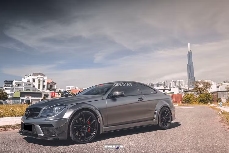 Mercedes-AMG C63 Coupe Black Series được giới thiệu lần đầu tiên vào năm 2011. Ban đầu, Mercedes-Benz dự kiến chỉ sản xuất 650 chiếc C63 Coupe Black Series. Tuy nhiên, do nhu cầu quá lớn của khách hàng nên Mercedes đã quyết định tăng lượng xe xuất xưởng lên 800 chiếc.