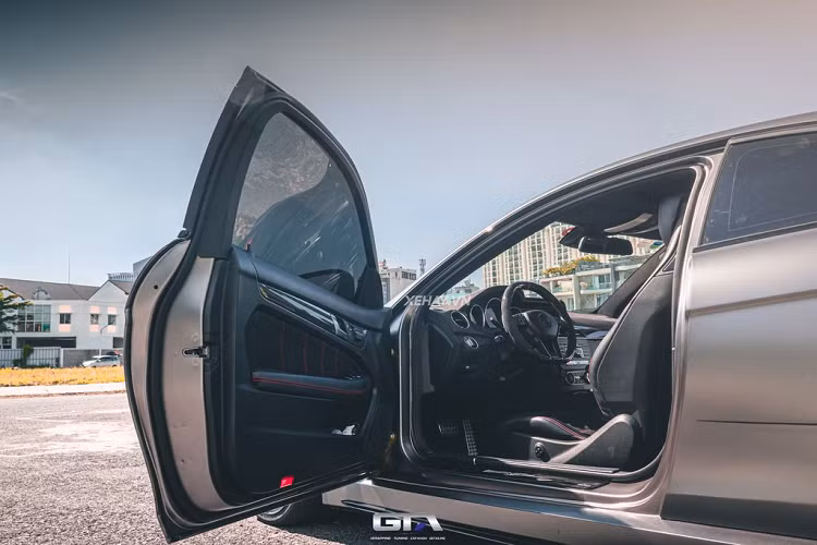 Lý do Mercedes-Benz không sản xuất thêm C63 AMG Black Series Coupe là vì thời gian chế tạo dài hơn rất nhiều so với C-Class tiêu chuẩn. Sau khi trình làng, Mercedes-AMG C63 Coupe Black Series đã rất nhanh chóng ghi điểm với các tín đồ tốc độ, bởi khả năng vận hành ấn tượng cùng phong cách thiết kế nội, ngoại thất theo đúng phong cách thể thao.