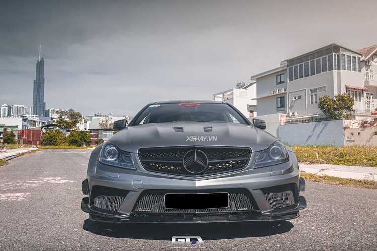 Gần đây, giới mê xe trong nước đã có cơ hội diện kiến hàng độc Mercedes-AMG C63 Coupe Black Series. Tại Việt Nam, số lượng dòng xe Mercedes-AMG C63 khá ít ỏi, chỉ vọn vẹn đúng 3 chiếc, bao gồm cả chiếc xe trong bài.