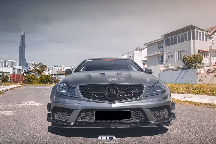 Gần đây, giới mê xe trong nước đã có cơ hội diện kiến hàng độc Mercedes-AMG C63 Coupe Black Series. Tại Việt Nam, số lượng dòng xe Mercedes-AMG C63 khá ít ỏi, chỉ vọn vẹn đúng 3 chiếc, bao gồm cả chiếc xe trong bài.