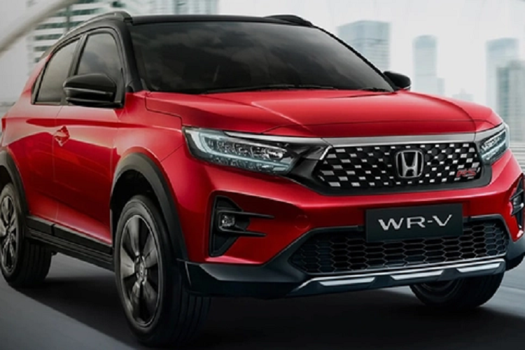 Bên trong Honda WR-V E 2023 là không gian nội thất 5 chỗ ngồi với ghế bọc nỉ, vô lăng 3 chấu tích hợp ít nút bấm, bảng đồng hồ dạng analog với màn hình nhỏ ở giữa, màn hình cảm ứng trung tâm 7 inch, 4 loa, điều hòa tự động, chìa khóa thông minh, khởi động nút bấm, khởi động máy từ xa và ổ điện ở hàng ghế sau.