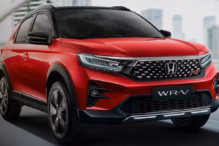 Bên trong Honda WR-V E 2023 là không gian nội thất 5 chỗ ngồi với ghế bọc nỉ, vô lăng 3 chấu tích hợp ít nút bấm, bảng đồng hồ dạng analog với màn hình nhỏ ở giữa, màn hình cảm ứng trung tâm 7 inch, 4 loa, điều hòa tự động, chìa khóa thông minh, khởi động nút bấm, khởi động máy từ xa và ổ điện ở hàng ghế sau.