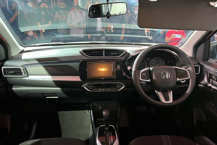 Có được thành công bước đầu là nhờ thiết kế khá đẹp mắt, nội thất không quá chật hẹp và trang bị vừa đủ của Honda WR-V 2023. Được phát triển dựa trên cơ sở gầm bệ của MPV 7 chỗ BR-V thế hệ thứ hai, mẫu SUV hạng A này sở hữu chiều dài 4.060 mm, chiều rộng 1.780 mm, chiều cao 1.608 mm và chiều dài cơ sở 2.485 mm.