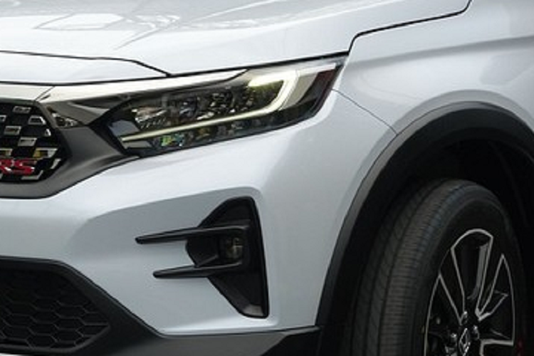 Trong khi đó, 2 bản RS có thêm lưới tản nhiệt với thiết kế mắt lưới đa điểm mạ crôm, tích hợp logo riêng, đèn pha LED toàn phần, dải đèn LED định vị ban ngày, đèn LED báo rẽ tuần tự, vành la-zăng hợp kim 17 inch sơn 2 màu thể thao hơn và gương chiếu hậu gập tự động. Ngoài ra, bản 1.5 RS Honda Sensing còn có tính năng đèn pha tự động.