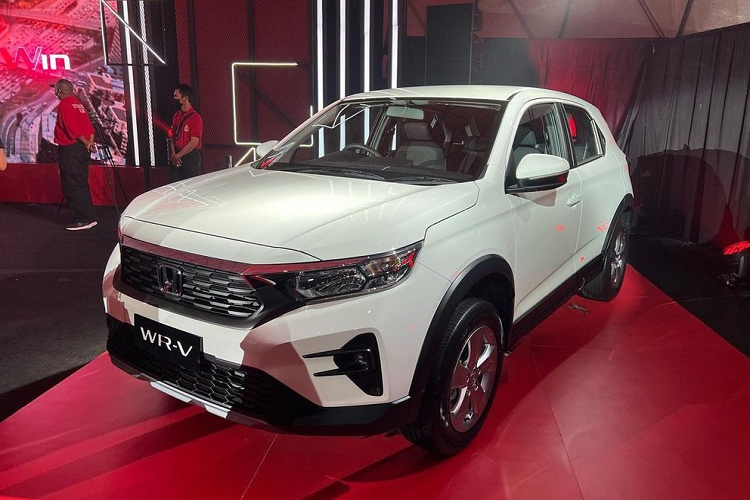 Trong đó, bán chạy nhất là bản tầm trung 1.5 RS, rồi đến bản cao cấp nhất 1.5 RS Honda Sensing. "51% đơn đặt hàng đều là bản RS, 45% là bản RS Honda Sensing. 4% còn lại là bản E tiêu chuẩn", ông Yusak Billy, Giám đốc mảng đổi mới kinh doanh, bán hàng và marketing của Honda Indonesia, hé lộ.