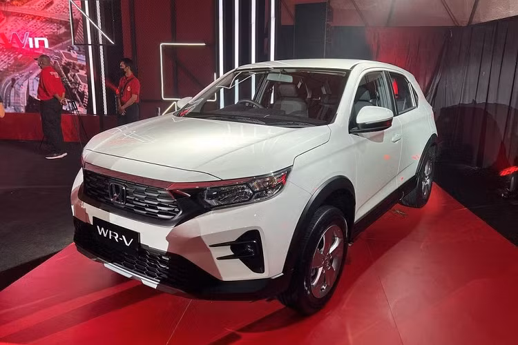 Trong đó, bán chạy nhất là bản tầm trung 1.5 RS, rồi đến bản cao cấp nhất 1.5 RS Honda Sensing. "51% đơn đặt hàng đều là bản RS, 45% là bản RS Honda Sensing. 4% còn lại là bản E tiêu chuẩn", ông Yusak Billy, Giám đốc mảng đổi mới kinh doanh, bán hàng và marketing của Honda Indonesia, hé lộ.