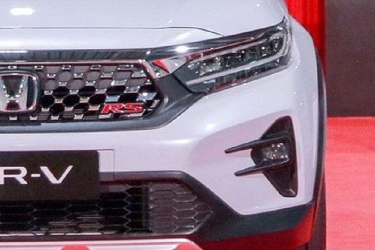 Đáng tiếc là dù ở bản nào, xe cũng không có phanh tay điện tử, tính năng tự động giữ phanh tạm thời, vô lăng gật gù và cửa gió điều hòa ở hàng ghế sau. Bù lại, bản cao cấp nhất của mẫu SUV hạng A này sẽ có 6 túi khí, camera cập lề Honda LaneWatch và gói công nghệ an toàn chủ động Honda Sensing.