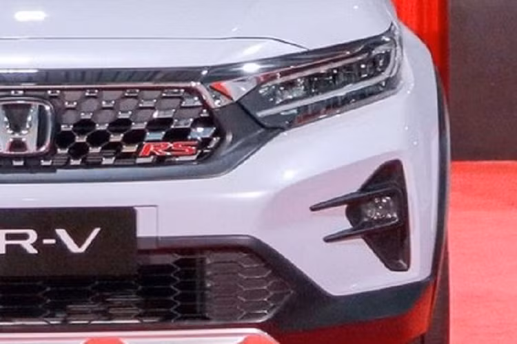 Đáng tiếc là dù ở bản nào, xe cũng không có phanh tay điện tử, tính năng tự động giữ phanh tạm thời, vô lăng gật gù và cửa gió điều hòa ở hàng ghế sau. Bù lại, bản cao cấp nhất của mẫu SUV hạng A này sẽ có 6 túi khí, camera cập lề Honda LaneWatch và gói công nghệ an toàn chủ động Honda Sensing.