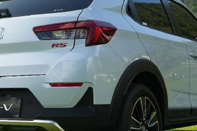 Nội thất của 2 bản RS cũng có những trang bị riêng như ghế bọc da pha nỉ, vô lăng bọc da, tích hợp nhiều nút bấm hơn, bảng đồng hồ với màn hình đa thông tin 4,2 inch, cần số bọc da, hệ thống điều hòa đi kèm màn hình kỹ thuật số và 6 loa.