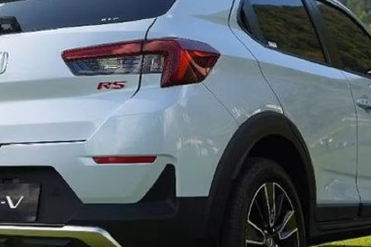 Nội thất của 2 bản RS cũng có những trang bị riêng như ghế bọc da pha nỉ, vô lăng bọc da, tích hợp nhiều nút bấm hơn, bảng đồng hồ với màn hình đa thông tin 4,2 inch, cần số bọc da, hệ thống điều hòa đi kèm màn hình kỹ thuật số và 6 loa.