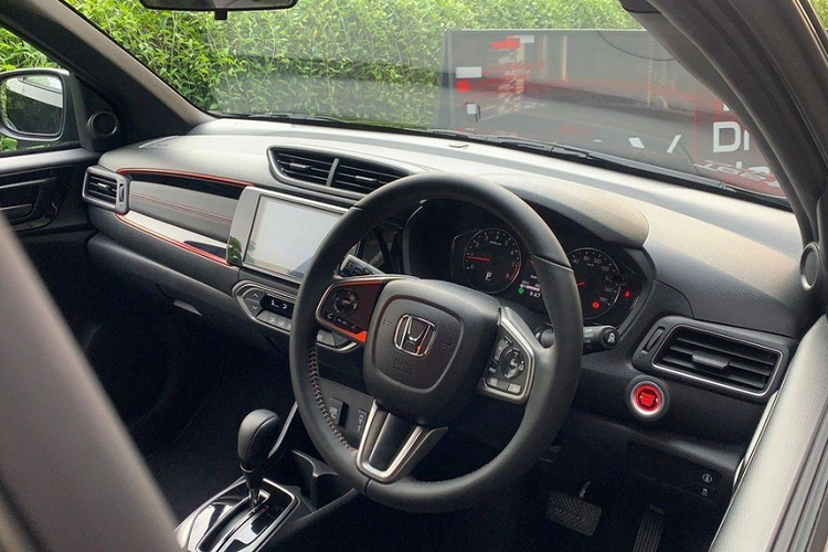 Tại thị trường Indonesia, Honda WR-V 2023 có 3 phiên bản là 1.5 E, 1.5 RS và 1.5 RS Honda Sensing. Trong đó, bản E sở hữu ngoại hình như phiên bản thu nhỏ của mẫu xe MPV 7 chỗ Honda BR-V. 2 bản RS lại trông như phiên bản thu nhỏ của Honda HR-V.