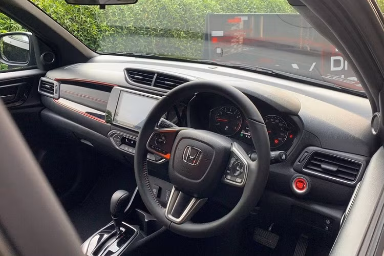 Tại thị trường Indonesia, Honda WR-V 2023 có 3 phiên bản là 1.5 E, 1.5 RS và 1.5 RS Honda Sensing. Trong đó, bản E sở hữu ngoại hình như phiên bản thu nhỏ của mẫu xe MPV 7 chỗ Honda BR-V. 2 bản RS lại trông như phiên bản thu nhỏ của Honda HR-V.