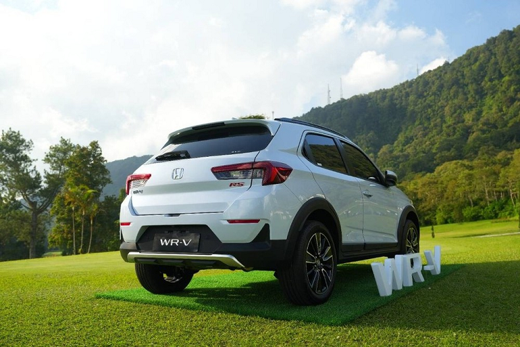 Ở bản E, Honda WR-V 2023 được trang bị lưới tản nhiệt màu đen với thiết kế đơn giản hơn, đèn pha Halogen, vành hợp kim 16 inch 5 chấu kém nổi bật, gương chiếu hậu tích hợp đèn báo rẽ, tay nắm cửa sau nằm trên cột C, đèn hậu LED hình chữ "L" và anten vây cá trên nóc. Ngoài ra, bản E còn không có dải đèn LED định vị ban ngày.