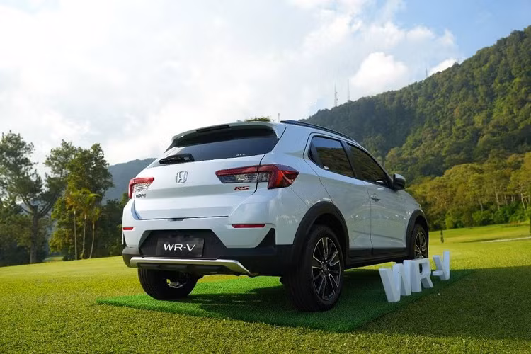 Ở bản E, Honda WR-V 2023 được trang bị lưới tản nhiệt màu đen với thiết kế đơn giản hơn, đèn pha Halogen, vành hợp kim 16 inch 5 chấu kém nổi bật, gương chiếu hậu tích hợp đèn báo rẽ, tay nắm cửa sau nằm trên cột C, đèn hậu LED hình chữ "L" và anten vây cá trên nóc. Ngoài ra, bản E còn không có dải đèn LED định vị ban ngày.