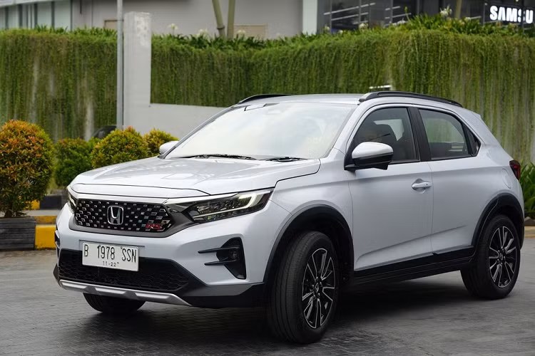 So với những đối thủ như Toyota Raize hay Kia Sonet, mẫu xe này có kích thước nhỏ hơn.Tuy nhiên, xe lại có chiều cao gầm lên đến 220 mm, vượt trội nhất trong phân khúc.