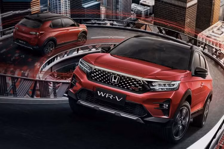 Không có gì bất ngờ khi Honda WR-V 2023 dùng động cơ giống hệt BR-V. Đây là động cơ xăng 4 xi-lanh, hút khí tự nhiên, dung tích 1.5L, sản sinh công suất tối đa 121 mã lực tại tua máy 6.600 vòng/phút và mô-men xoắn cực đại 145 Nm tại tua máy 4.300 vòng/phút. Động cơ kết hợp với hộp số tự động biến thiên vô cấp CVT và hệ dẫn động cầu trước.