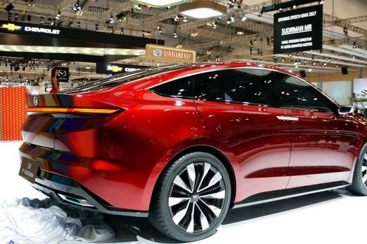 Di chuyển ra phía sau, Daihatsu DN F-Sedan Concept được trang bị đèn hậu LED thanh mảnh, nối liền, chạy ngang theo bề rộng đuôi xe. Nắp cốp vuốt nhô ra tạo thành cánh lướt gió. Đuôi xe thiết kế đa tầng, cản sau sơn đen bóng tích hợp ống xả đơn 2 bên dạng chữ nhật dẹt thể thao.