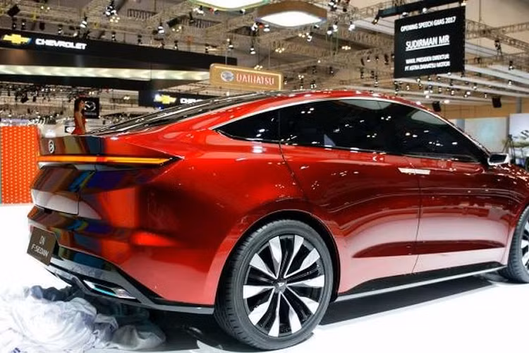 Di chuyển ra phía sau, Daihatsu DN F-Sedan Concept được trang bị đèn hậu LED thanh mảnh, nối liền, chạy ngang theo bề rộng đuôi xe. Nắp cốp vuốt nhô ra tạo thành cánh lướt gió. Đuôi xe thiết kế đa tầng, cản sau sơn đen bóng tích hợp ống xả đơn 2 bên dạng chữ nhật dẹt thể thao.