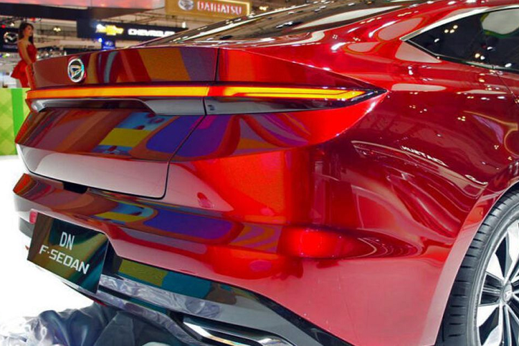 “Ngoại hình” của Daihatsu DN F-Sedan Concept trông khá hiện đại và mang đến cảm giác mượt mà. Phần đầu của chiếc sedan được trang bị lưới tản nhiệt hình thang ngược, liền khối với cụm đèn pha LED sắc cạnh. Sâu xuống phía dưới là cụm đèn sương mù LED nằm ngang, tích hợp khe gió khá tinh tế.
