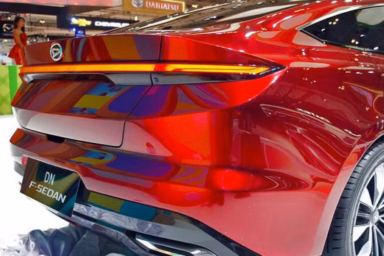 “Ngoại hình” của Daihatsu DN F-Sedan Concept trông khá hiện đại và mang đến cảm giác mượt mà. Phần đầu của chiếc sedan được trang bị lưới tản nhiệt hình thang ngược, liền khối với cụm đèn pha LED sắc cạnh. Sâu xuống phía dưới là cụm đèn sương mù LED nằm ngang, tích hợp khe gió khá tinh tế.