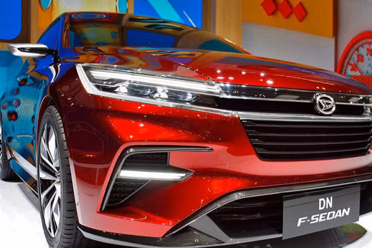 Được biết, Toyota Yaris Sedan thế hệ mới sẽ có thiết kế “vay mượn” từ mẫu xe Daihatsu DN F-Sedan Concept từng ra mắt trong triển lãm Gaikindo Indonesia International Auto Show 2017. Theo đó, concept Daihatsu DN F-Sedan sở hữu kích thước tổng thể dài x rộng x cao lần lượt là 4.200 x 1.695 x 1.430 mm, chiều dài cơ sở 2.510 mm.