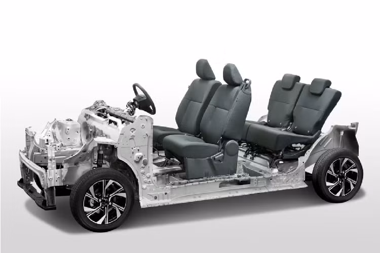 Điều này là do Toyota sẽ sử dụng nền tảng Daihatsu New Global Architecture (DNGA), tương tự những người anh em như Toyota Raize, Toyota Veloz Cross và Toyota Avanza Premio. Bằng việc sử dụng nền tảng DNGA, Yaris Sedan thế hệ tiếp theo sẽ có được những ưu điểm như tiết kiệm trọng lượng, nâng cao độ cứng và cải thiện độ an toàn