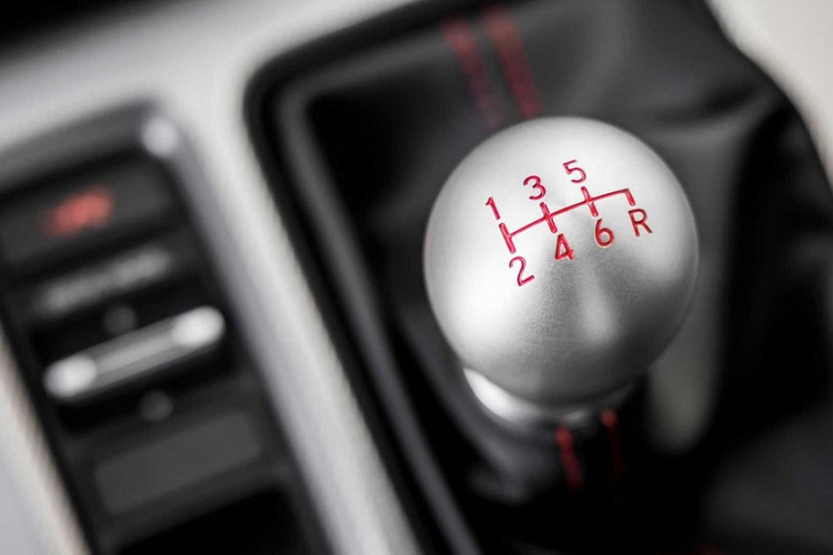 Honda Civic Type R 2023 tiếp tục sử dụng hệ dẫn động cầu trước và bộ vi sai hạn chế trượt tiêu chuẩn giúp đưa sức mạnh của động cơ xuống mặt đường tốt nhất.