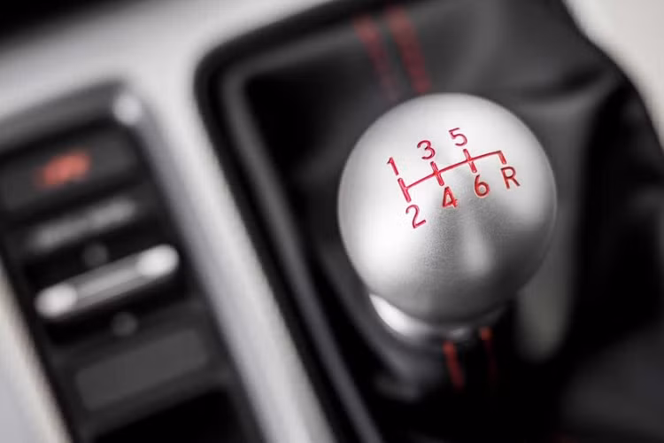 Honda Civic Type R 2023 tiếp tục sử dụng hệ dẫn động cầu trước và bộ vi sai hạn chế trượt tiêu chuẩn giúp đưa sức mạnh của động cơ xuống mặt đường tốt nhất.