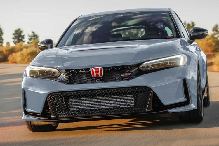 Bên trong khoang lái của xe Type R 2023 có bộ ghế thể thao màu đỏ, tay số nhôm, bảng điều khiển Type R, màn hình trung tâm 9 inch chạy cùng hệ thống thông tin giải trí có kết nối Apple CarPlay và Android Auto, đồng hồ kỹ thuật số 10,2 inch. Sau cùng là tấm lưới tản nhiệt ghi số thứ tự xe.