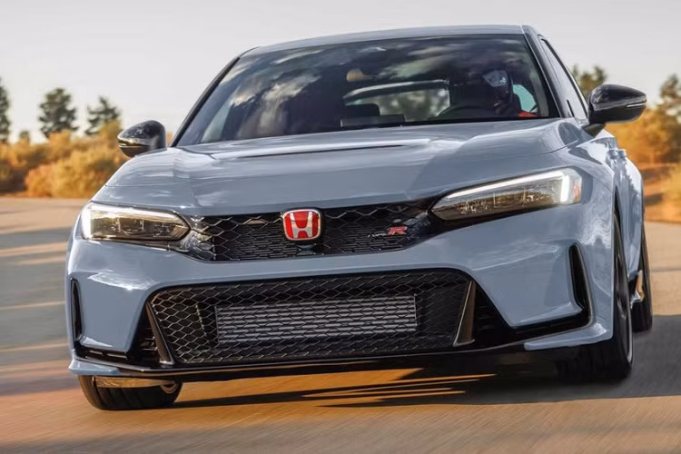 Bên trong khoang lái của xe Type R 2023 có bộ ghế thể thao màu đỏ, tay số nhôm, bảng điều khiển Type R, màn hình trung tâm 9 inch chạy cùng hệ thống thông tin giải trí có kết nối Apple CarPlay và Android Auto, đồng hồ kỹ thuật số 10,2 inch. Sau cùng là tấm lưới tản nhiệt ghi số thứ tự xe.