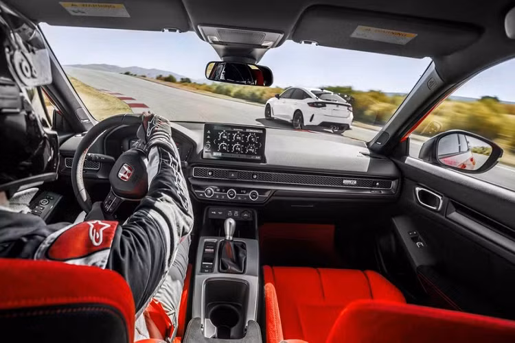 Tại thị trường Mỹ, khách hàng mua xe Honda Civic Type R 2023 sẽ có 5 màu để lựa chọn bao gồm trắng Championship White, đỏ Rallye Red, đen bóng đêm Crystal Black Pearl, xám ngọc trai Sonic Grey Pearl và cuối cùng là màu xanh dương Boost Blue, như vậy, màu vàng không xuất hiện trên xe Honda Civic Type R 2023.