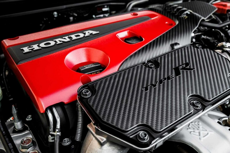 Hộp số sàn 6 cấp vẫn là trang bị duy nhất được cung cấp cho xe Honda Civic Type R 2023 được bán ra tại Mỹ và nó có công nghệ điều chỉnh vòng tua máy tự động tuyệt vời của Honda. Hãng xe Nhật Bản cho biết cần số cứng hơn và kiểu chuyển số được tối ưu hóa.