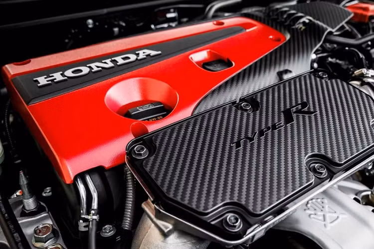 Hộp số sàn 6 cấp vẫn là trang bị duy nhất được cung cấp cho xe Honda Civic Type R 2023 được bán ra tại Mỹ và nó có công nghệ điều chỉnh vòng tua máy tự động tuyệt vời của Honda. Hãng xe Nhật Bản cho biết cần số cứng hơn và kiểu chuyển số được tối ưu hóa.