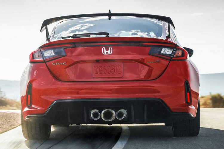 Dựa trên Civic Hatchback thế hệ thứ 11 nên Civic Type R 2023 có chiều dài cơ sở dài hơn 350 mm để mang lại cảm giác lái êm ái hơn và độ ổn định cao hơn. Trục trước của xe dài hơn 250 mm và trục sau cũng dài hơn 190 mm so với Type R thế hệ trước. Bên cạnh đó, Civic Type R 2023 còn được trang bị hệ thống treo sau đa liên kết mới.