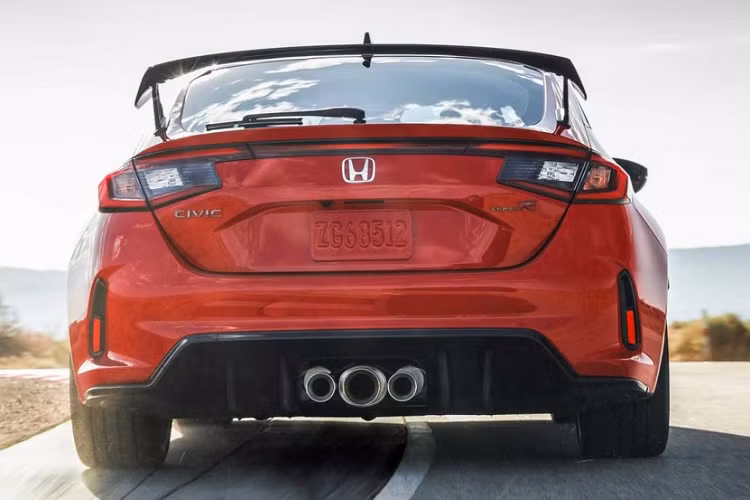 Dựa trên Civic Hatchback thế hệ thứ 11 nên Civic Type R 2023 có chiều dài cơ sở dài hơn 350 mm để mang lại cảm giác lái êm ái hơn và độ ổn định cao hơn. Trục trước của xe dài hơn 250 mm và trục sau cũng dài hơn 190 mm so với Type R thế hệ trước. Bên cạnh đó, Civic Type R 2023 còn được trang bị hệ thống treo sau đa liên kết mới.