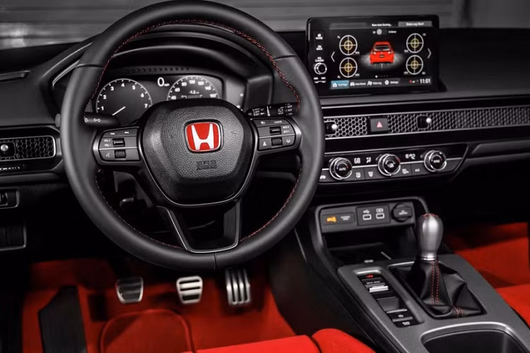 Ở tùy chọn động cơ, xe sedan hiệu suất cao Honda Civic Type R 2023 được bán ra tại Mỹ sẽ trang bị động cơ tăng áp 4 xi-lanh thẳng hàng K20C1, dung tích 2.0 lít, sản sinh công suất tối đa 315 mã lực tại 6.500 vòng/phút và mô-men xoắn 420 Nm trong khoảng 2.600 đến 4.000 vòng/phút.