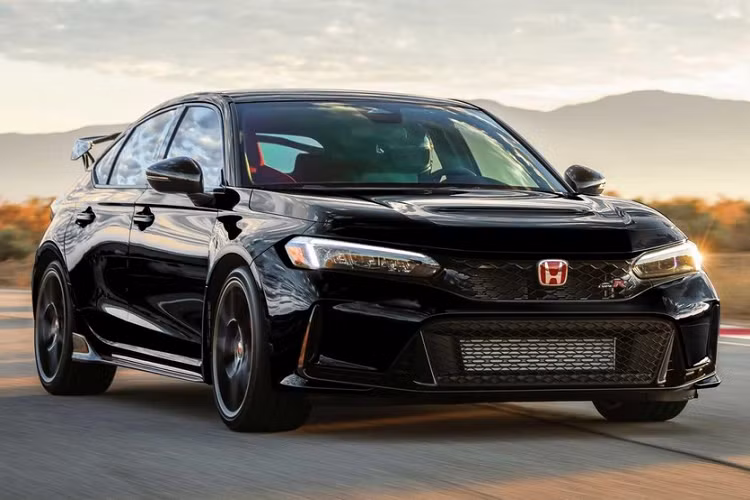 Tại Việt Nam, chỉ mới có đúng 1 chiếc xe Honda Civic Type R nhập Mỹ, nên giới mê xe khá quan tâm liệu có tay chơi nào khác chốt mua xe Honda Civic Type R 2023 từ thị trường này tiếp hay không.