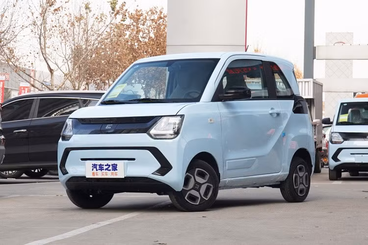Chứng kiến sự thành công của Wuling HongGuang Mini EV tại thị trường Trung Quốc, các hãng xe nội địa như Dongfeng cũng không thể ngồi yên. Để cạnh tranh với mẫu ôtô điện hiện bán chạy nhất tại thị trường Trung Quốc, Dongfeng đã quyết định sao chép công thức và tung ra xe mới mang tên Dongfeng FengGuang Mini EV 2022 mới.
