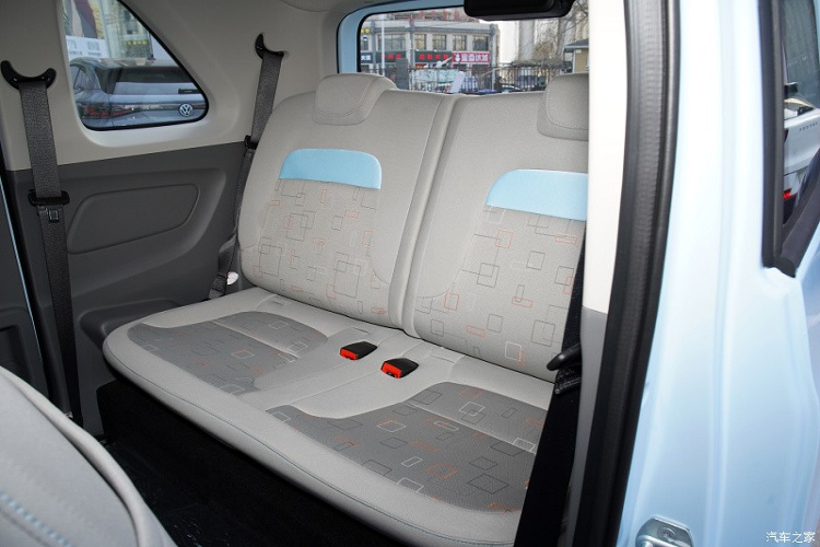 Bên trong xe còn có những chi tiết sơn màu "tông xuyệt tông" với ngoại thất như chấu vô lăng, hộc đựng cốc, ngăn chứa đồ trên mặt cửa, viền bao quanh các nút chỉnh trên mặt táp-lô và điểm nhấn ở ghế. Ở giữa 2 ghế trước của xe là núm xoay chuyển số không khác gì Wuling Hongguang Mini EV.