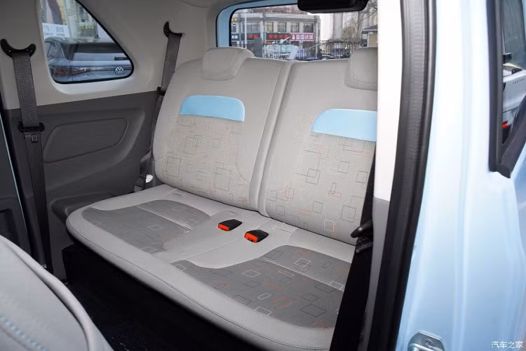 Bên trong xe còn có những chi tiết sơn màu "tông xuyệt tông" với ngoại thất như chấu vô lăng, hộc đựng cốc, ngăn chứa đồ trên mặt cửa, viền bao quanh các nút chỉnh trên mặt táp-lô và điểm nhấn ở ghế. Ở giữa 2 ghế trước của xe là núm xoay chuyển số không khác gì Wuling Hongguang Mini EV.