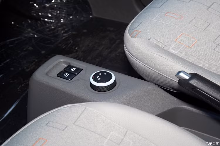 Bước vào bên trong Dongfeng FengGuang Mini EV, người lái được chào đón bằng không gian nội thất 4 chỗ ngồi giống Wuling Hongguang Mini EV. Mẫu xe này được vô lăng 2 chấu tích hợp phím chức năng, bảng đồng hồ kỹ thuật số với màn hình màu LCD và núm xoay chỉnh điều hòa.