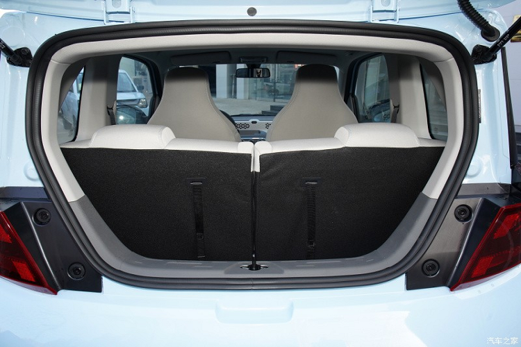 "Trái tim" của Dongfeng FengGuang Mini EV là mô-tơ điện do công ty Shanghai Automotive Electric Drive sản xuất, tạo ra công suất tối đa 34 mã lực, mạnh hơn so với con số 27 mã lực của Wuling Hongguang Mini EV. Hiện hãng Dongfeng chưa công bố thông số vận hành cụ thể của mẫu ô tô điện này.