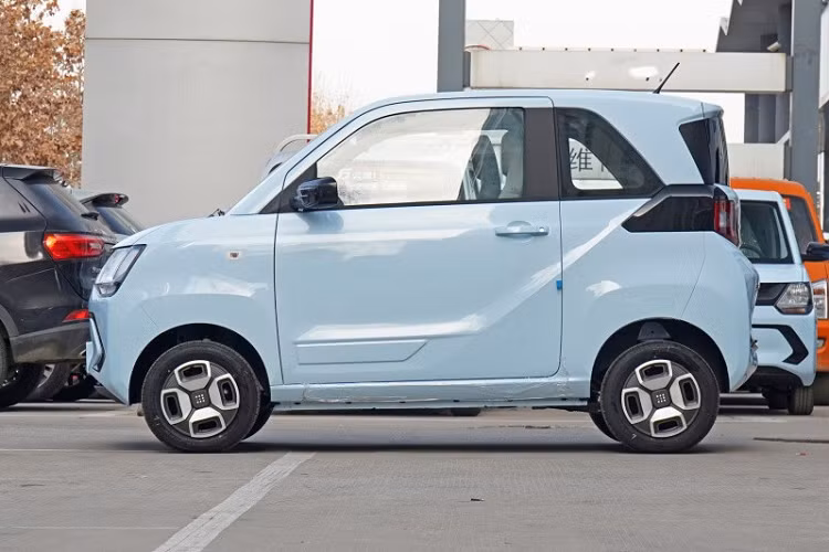 Dự kiến, mẫu xe này sẽ có giá khá rẻ, tương tự đối thủ Wuling Hongguang Mini EV. Khi mua mẫu xe này, khách hàng Trung Quốc có thể chọn các màu sơn ngoại thất như trắng, hồng, xanh lục và xanh dương.