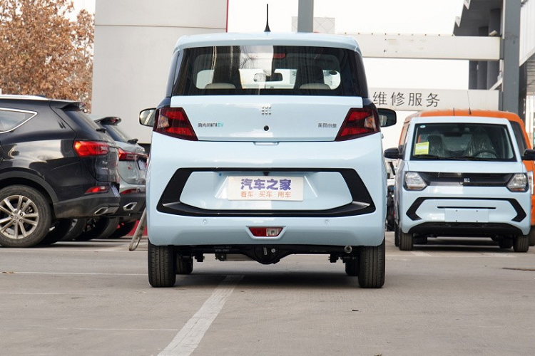 Ngoài cái tên "na ná", Dongfeng FengGuang Mini EV còn sở hữu kích thước nhỏ như đối thủ Wuling Hongguang Mini EV. Cụ thể, mẫu xe này có chiều dài 2.995 mm, chiều rộng 1.495 mm, chiều cao 1.640 mm và chiều dài cơ sở 1.960 mm.
