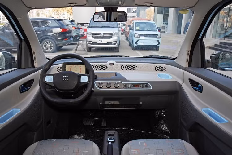 Bên ngoài, Dongfeng FengGuang Mini EV cũng được thiết kế vuông vức như chiếc hộp di động với sườn xe và đuôi xe thẳng đứng. Ngay cả những đường dập gân trên chắn bùn trước, nẹp màu đen giữa 2 đèn pha và bộ vành cỡ nhỏ của Dongfeng FengGuang Mini EV cũng lấy cảm hứng từ Wuling Hongguang Mini EV giá rẻ.