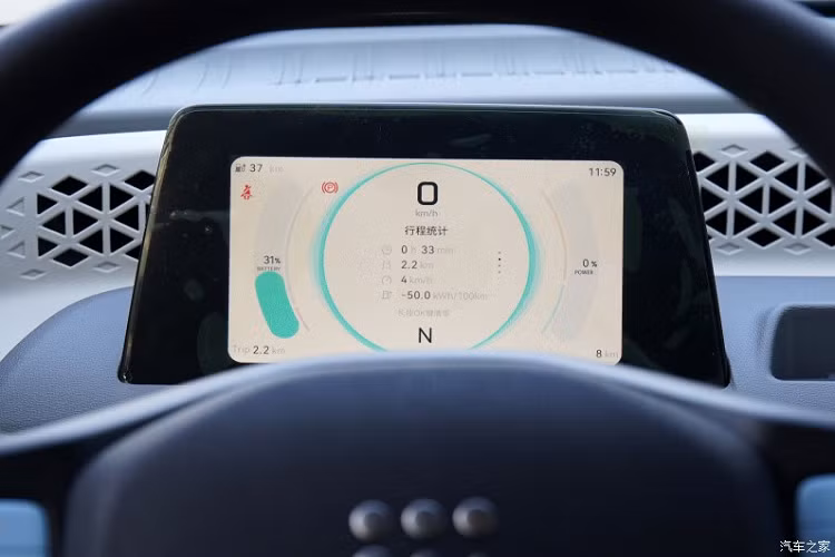 Dongfeng FengGuang Mini EV chỉ có một số chi tiết thiết kế riêng như viền trang trí màu đen trên cản trước, đường dập gân trên cửa và ốp màu đen dưới cột C, nối liền với đèn hậu. Trên cản sau của Dongfeng FengGuang Mini EV cũng có viền màu đen bóng như cản trước, bao quanh khung lắp biển số.