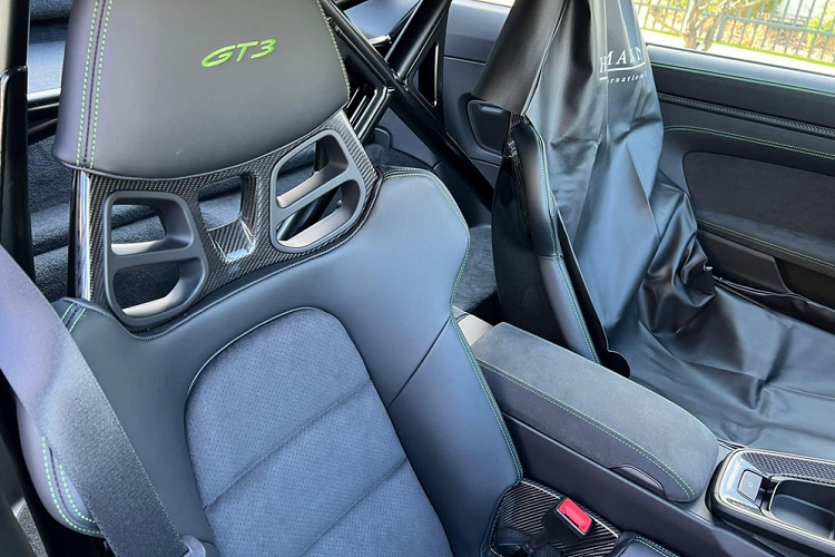 Nội thất chiếc xe đua đường phố Porsche 911 GT3 2022 màu xanh lá cây sắp về nước có ghế ngồi dạng xe đua, đây là tùy chọn đắt nhất trong phần ghế và đi kèm còn có trang bị khung chống lật đi kèm nhiều chi tiết carbon bóng. Porsche 911 GT3 thế hệ 992 được trang bị động cơ 6 xi-lanh hút khí tự nhiên, dung tích 4.0 lít sản sinh ra công suất tối đa 503 mã lực tại vòng tua máy 8.400 vòng/phút và mô-men xoắn cực đại 470 Nm tại tua máy 6.100 vòng/phút